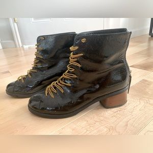 Shiny Patten leather boots.